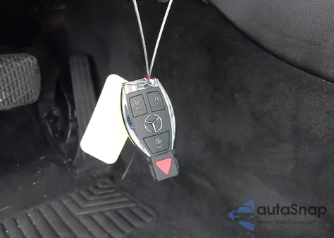 2015 Mercedes-Benz C 300 4Matic z USA, uszkodzony, nr VIN 55SWF4KB8FU005678